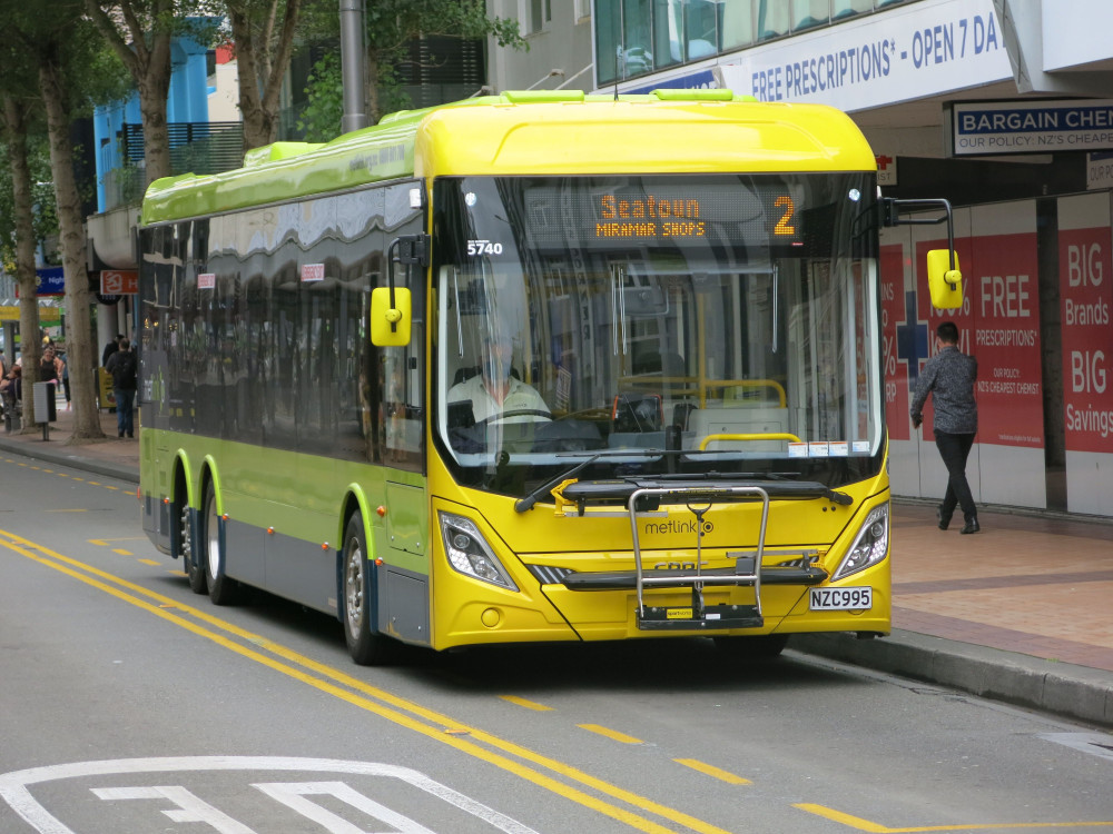 Image of the number 2 bus on a central Wellington Street